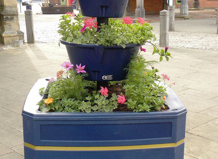 How does planter sponsorship help Britain in Bloom?