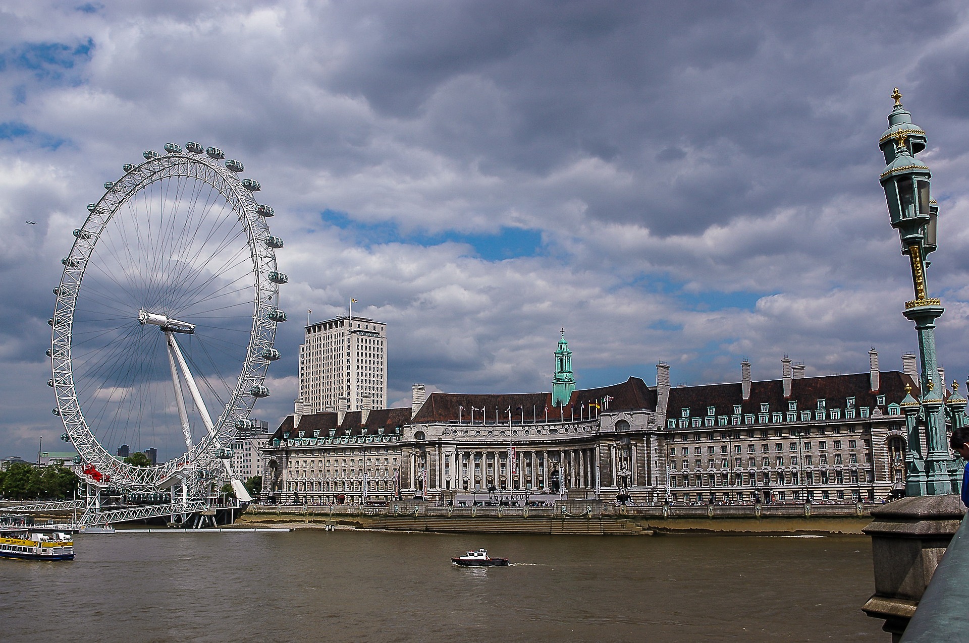 Thousands of plastic bottles found in the Thames