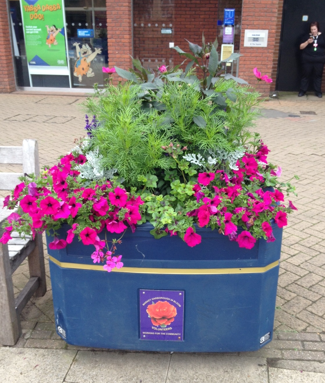 Self-watering technology keeps displays fresh and fragrant.
